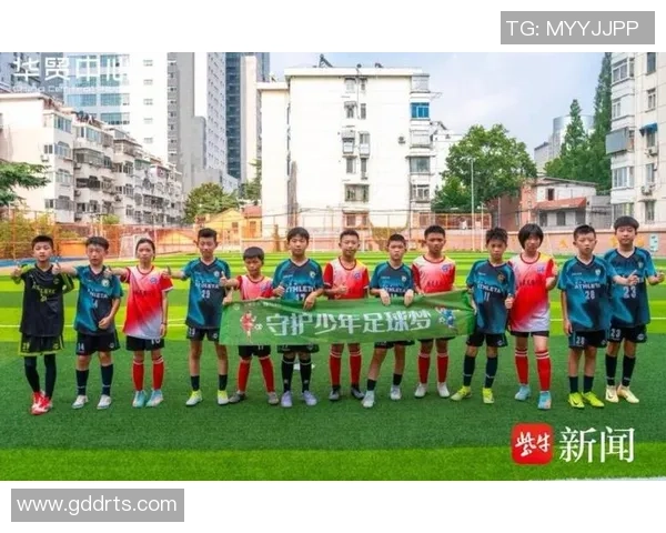 可爱婴儿足球明星球服图片展示小小运动员的梦想与活力