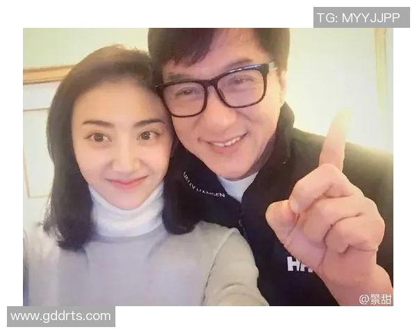 女子与足球明星亲密合影展现运动魅力与风采的精彩瞬间