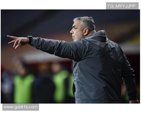 足球明星在训练中射门20球展现超强技巧与精准度引发球迷热议