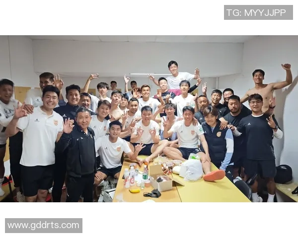 没有后腰的足球明星如何在比赛中展现个人魅力与团队精神的完美结合